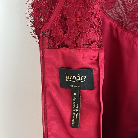 Red lace dress - Picture 5 of 12